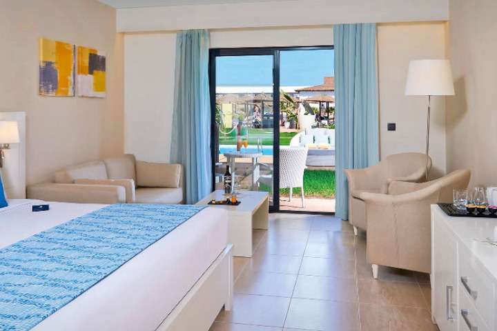 Slaapkamer van 'Tweepersoonskamer Deluxe Swim Up'