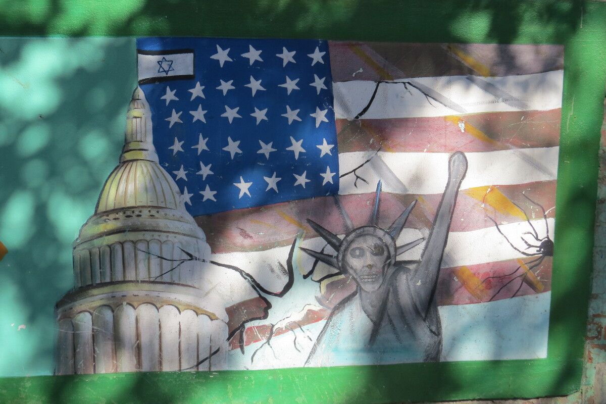 Graffiti bij de Amerikaanse ambassade