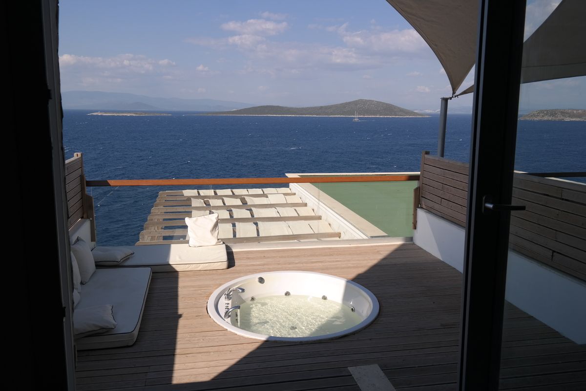 Een kamer met jacuzzi