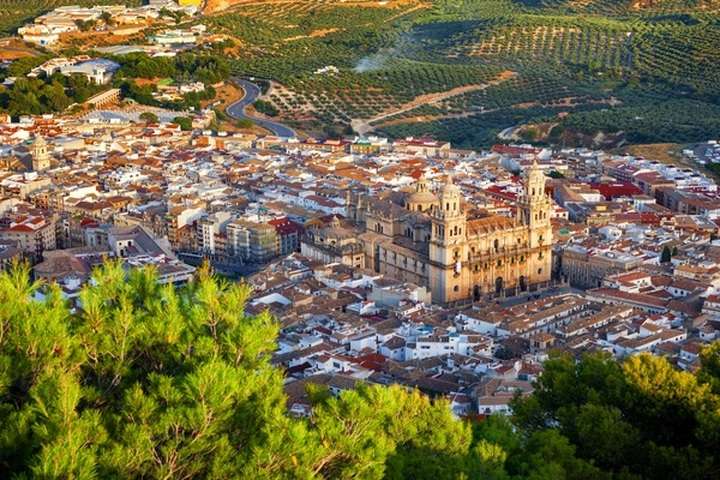 Een luchtfoto van de stad Jaén en haar omgeving