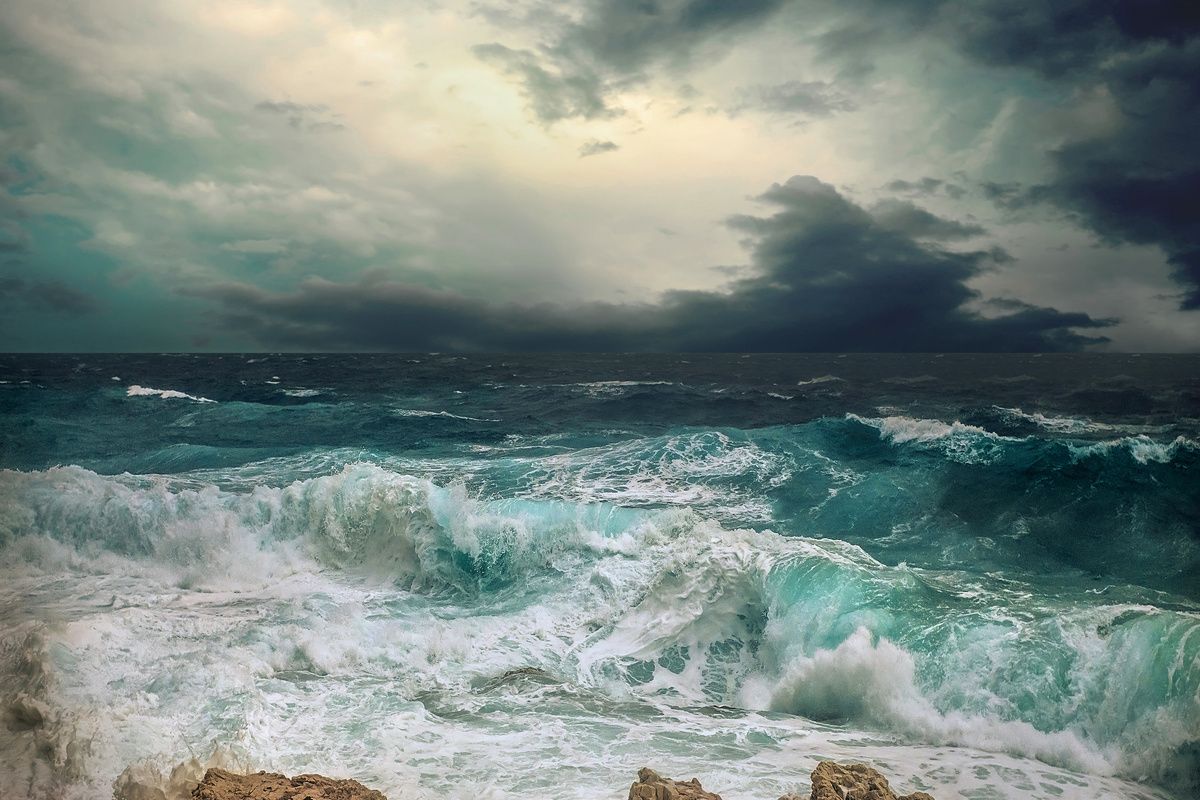 Een onrustige zee door een orkaan