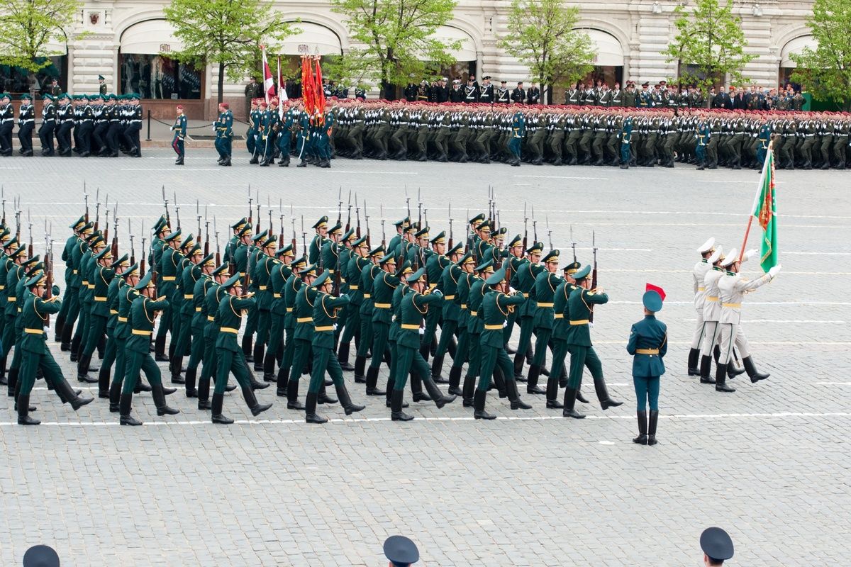 Een militaire optocht met de vlag voorop