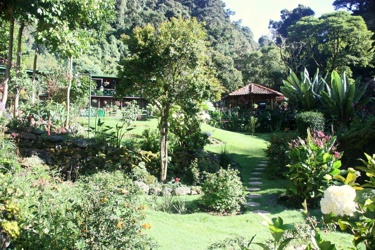 De tuinen bij de Trogon Lodge