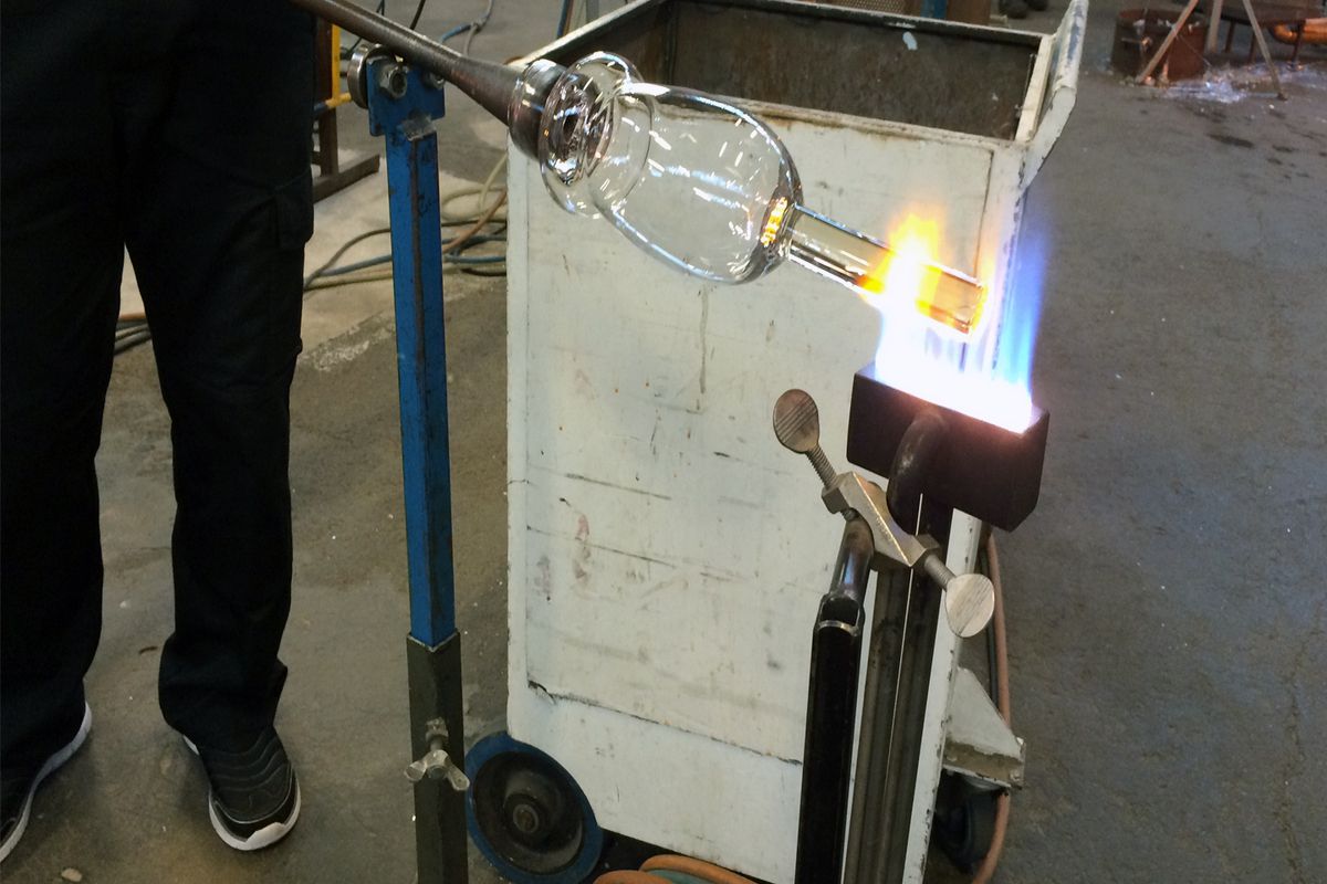 De glaskunstenaars zweren bij handarbeid en traditionele methoden en technieken