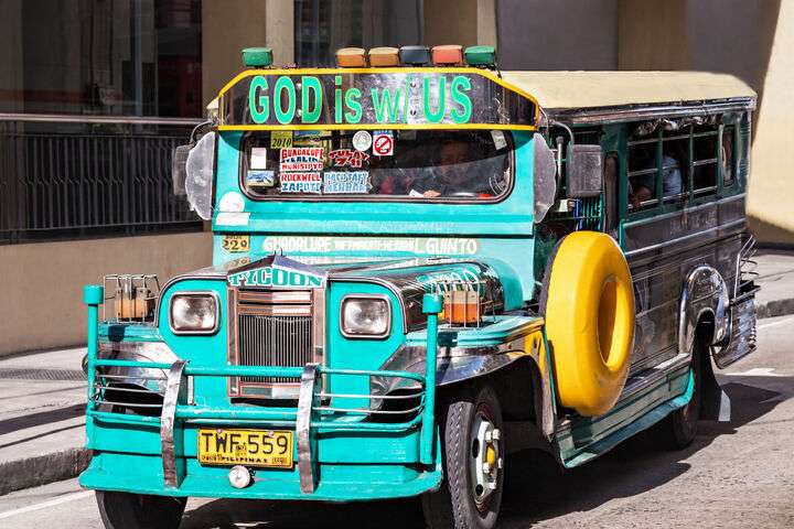 Een blauwe jeepney