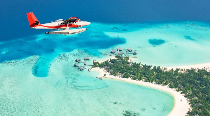 Vliegtuig boven de Malediven