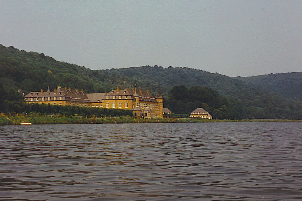 Ch&acirc;teau de Fre&yuml;r aan de Meuse