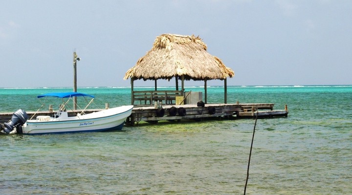 Helder water en bootje in Belize