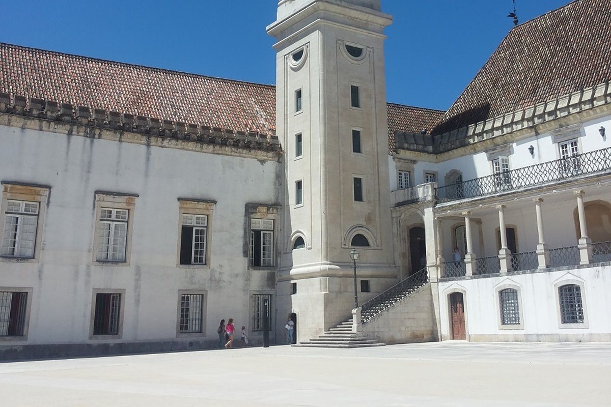 Een stenen gebouw in Coimbra 