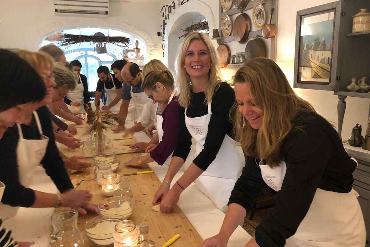 Collega's Anique en Vanessa tijdens een kookcursus