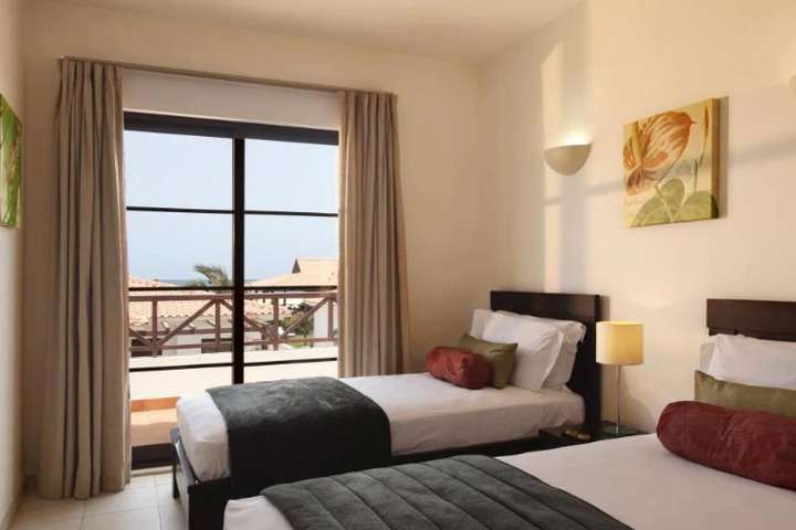 Slaapkamer met twin bed van 'Villa met drie slaapkamers'