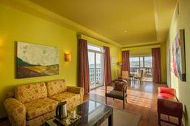 de woonkamer van '2-persoonskamer, Junior Suite'