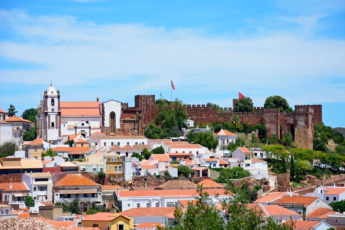 Het rode kasteel en de kathedraal in Silves