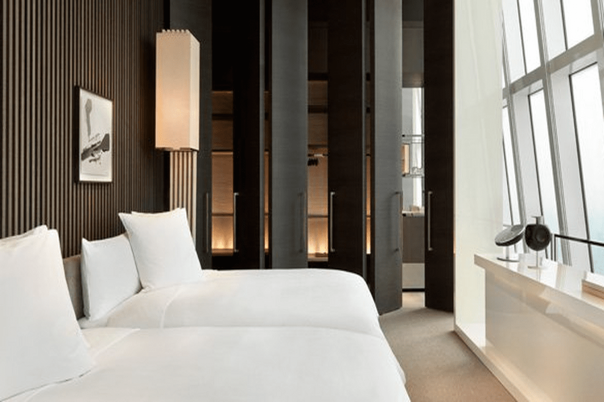 Een van de kamers in het hoge hotel