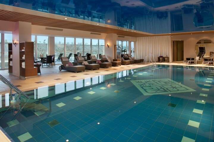 Hotel Vier Jahreszeiten Kempinski zwembad