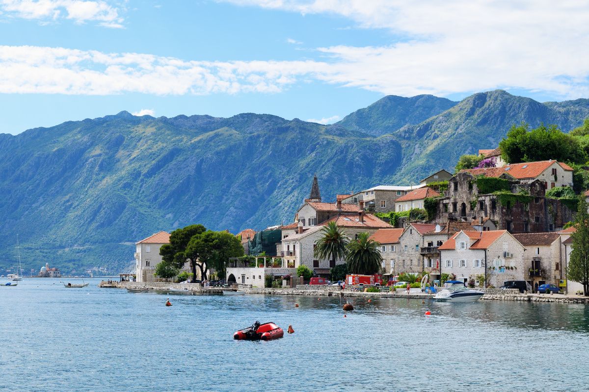 De stad Perast in de baai van Kotor, Montenegro