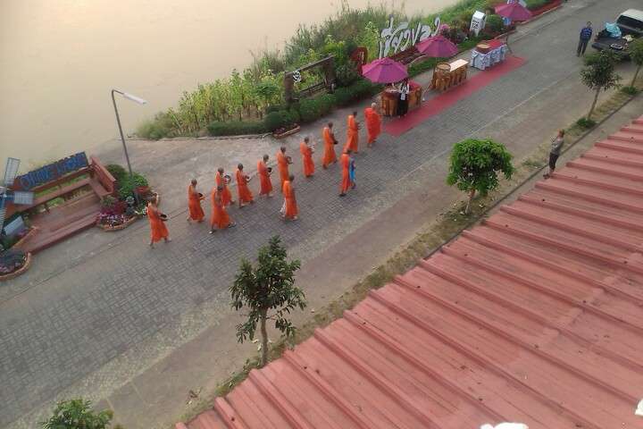 Monniken in het dorpje Chiang Khong gelegen aan de oever van de Mekong
