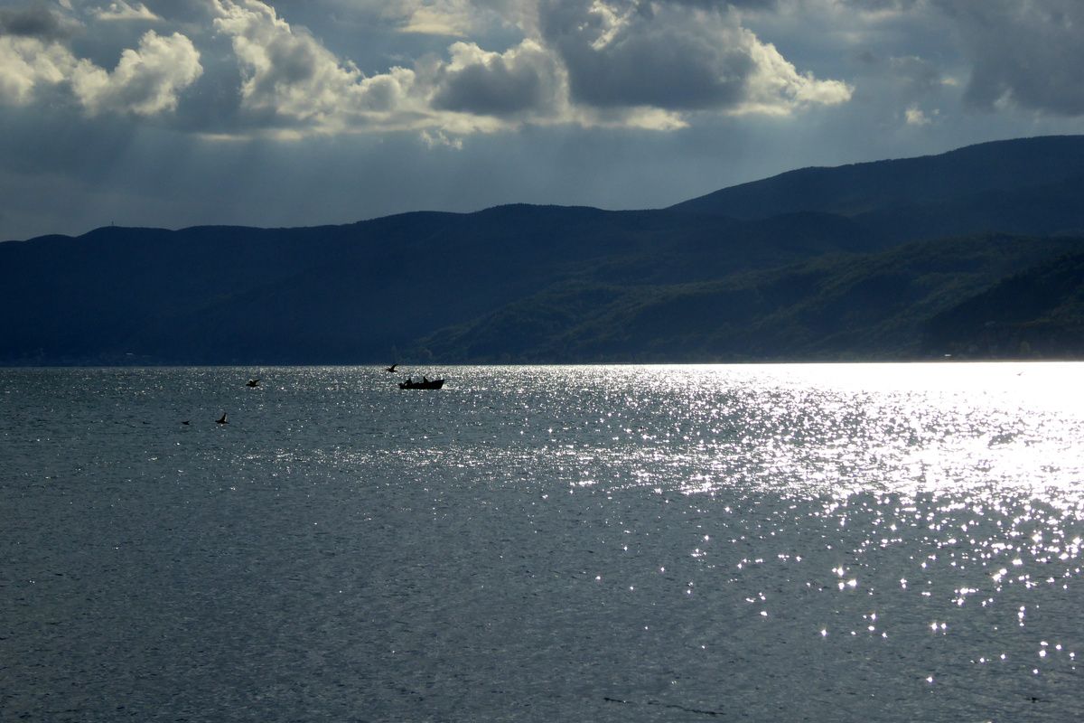 Glinsterende water van het meer 
