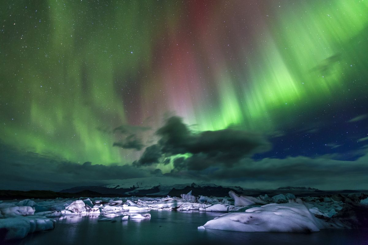 Het noorderlicht boven het gletsjermeer J&ouml;kuls&aacute;rl&oacute;n