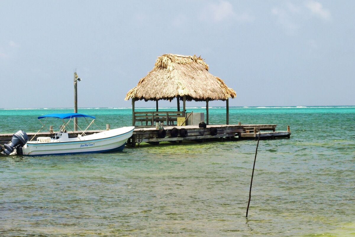 Helder water en bootje in Belize