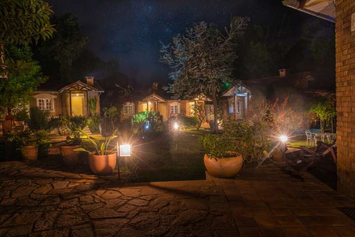 De prachtige tuin s'avonds