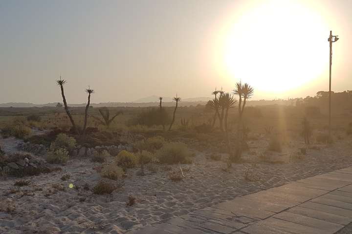 Mysterieuze zonsondergang bij Barril Beach