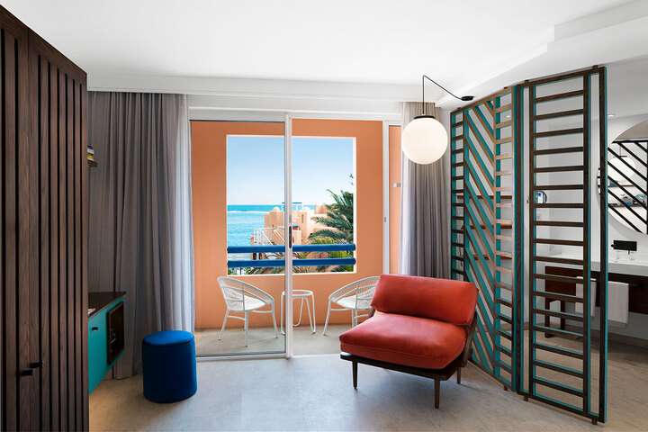 Poolside van 'Poolside'