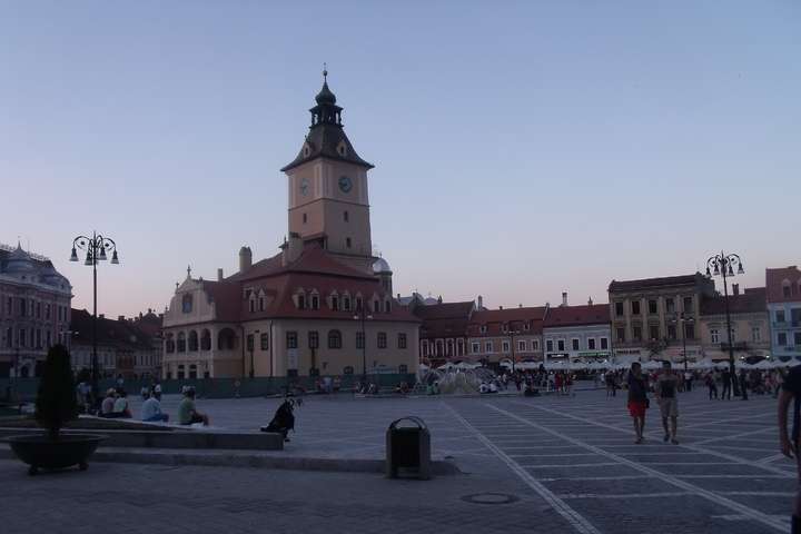 Het stadhuisplein is en van de highlights van Brasov