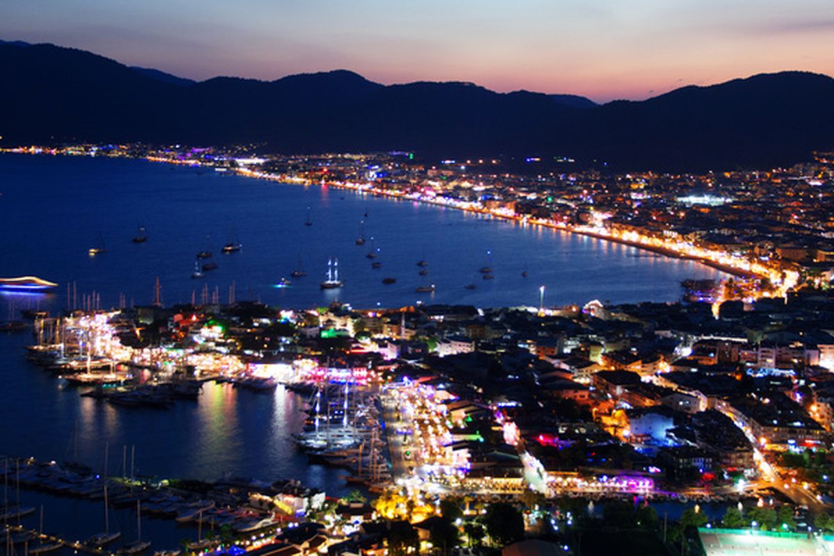 Boulevard Marmaris bij nacht