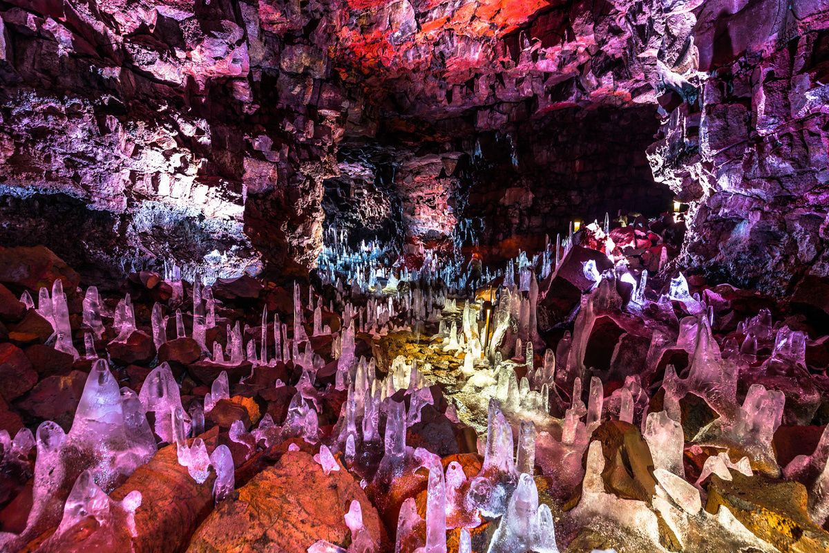 Raufarhólshellir Lava Tunnel in IJsland