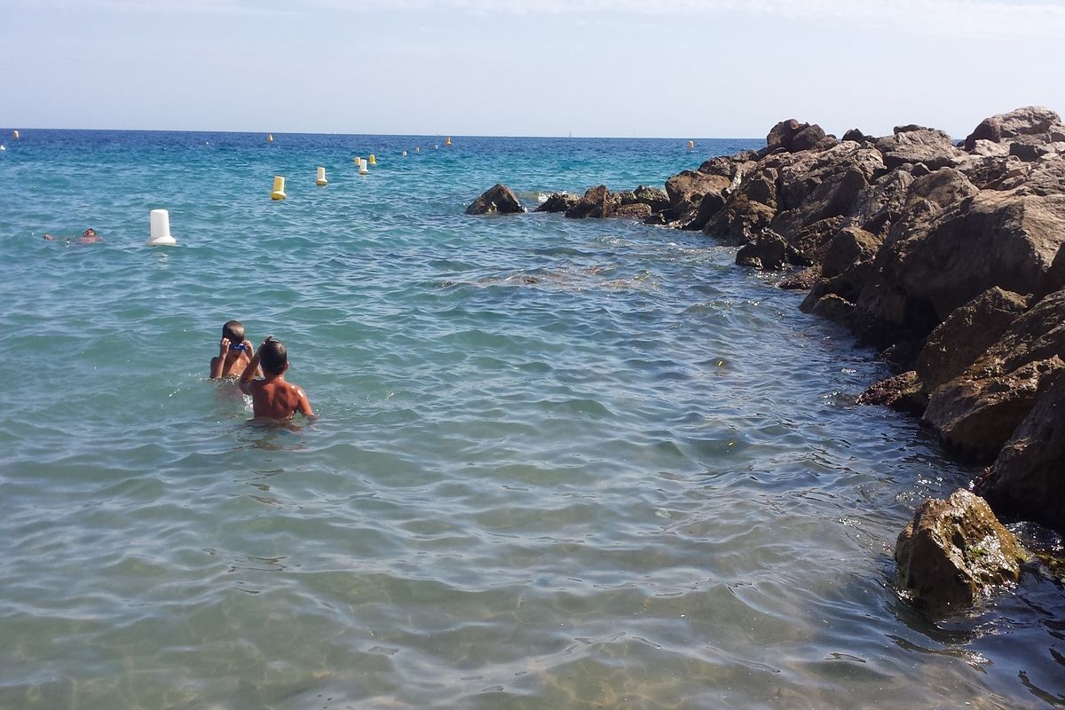 Zwemmen in de zee in Cannes