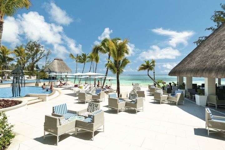 Zonnig terras op het strand