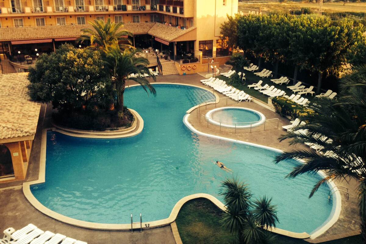 Zwembad van hotel Luna Club met palmbomen