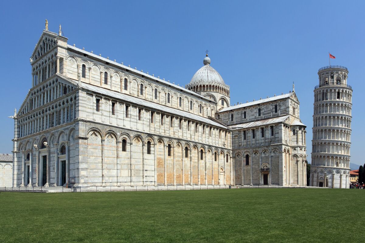 Scheve toren van Pisa op plein, Itali�