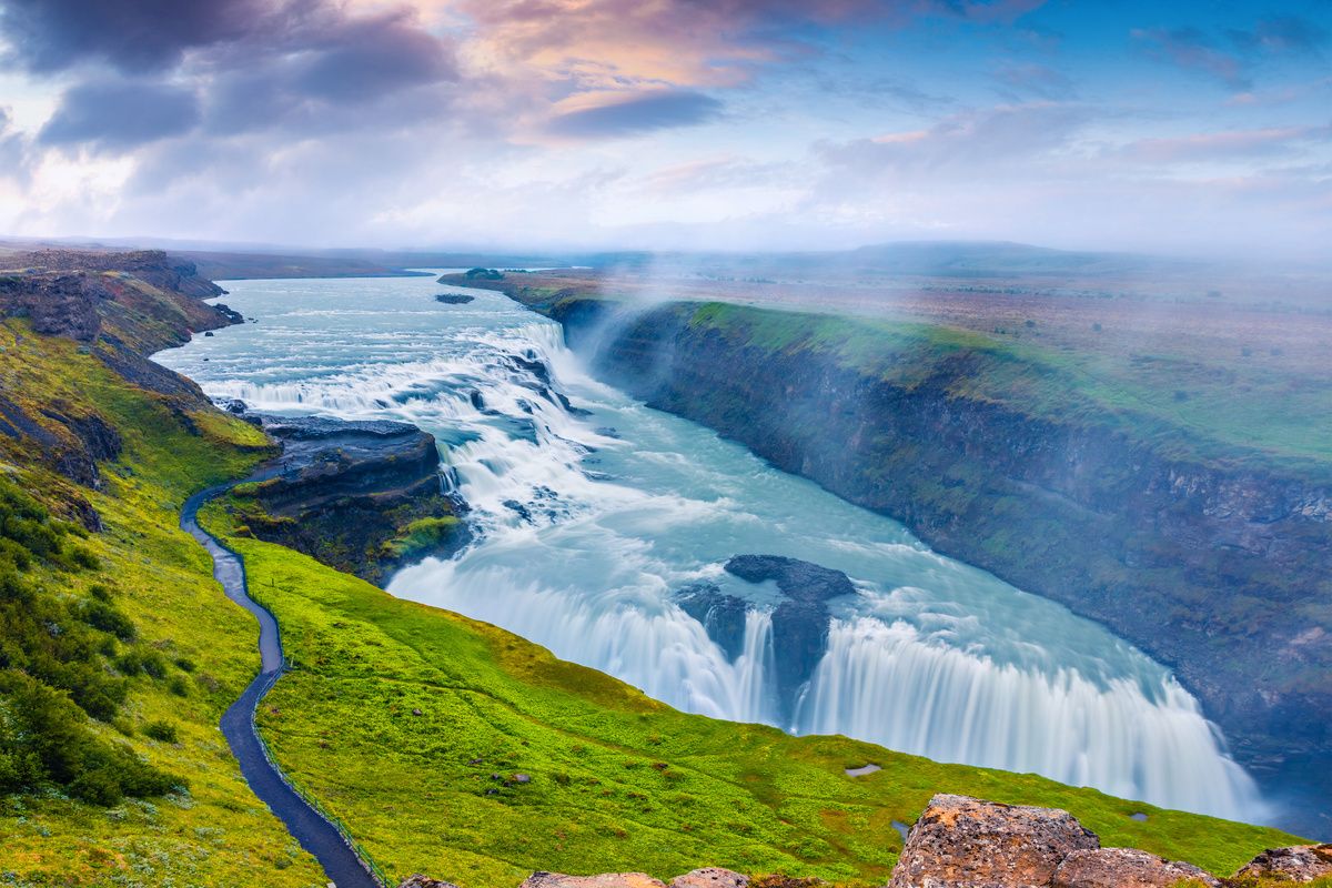 De Gullfoss waterval in de ochtendmist