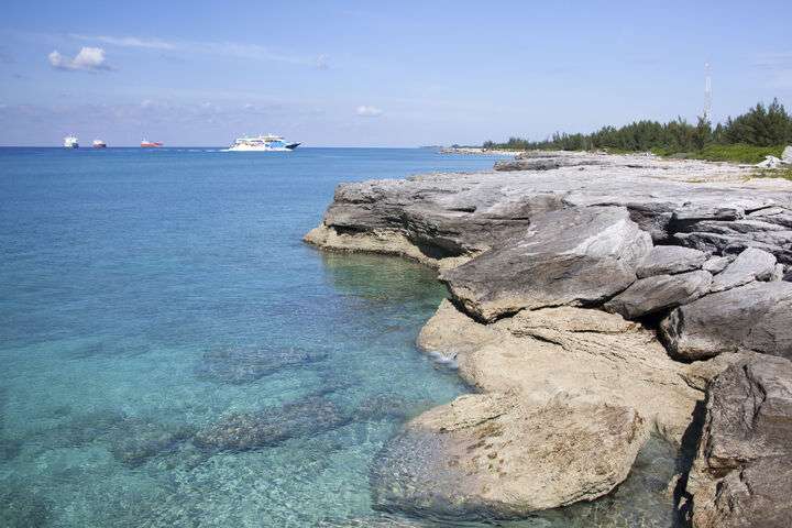 Uitzicht op de kustlijn van Grand Bahama
