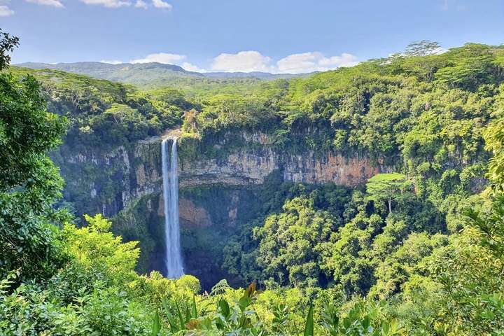 Uitzicht op de mooie waterval in Chamarel