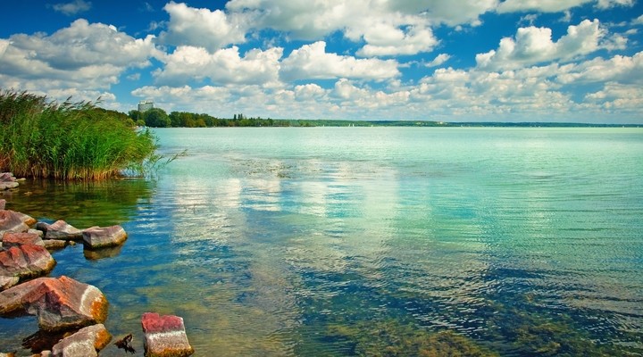 Blauwe water Balatonmeer, Hongarije