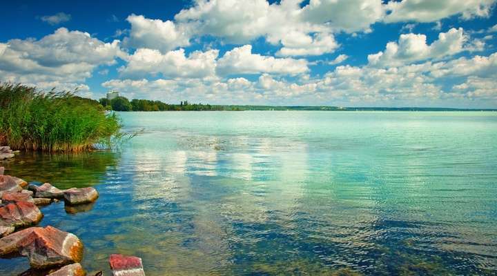 Blauwe water Balatonmeer, Hongarije