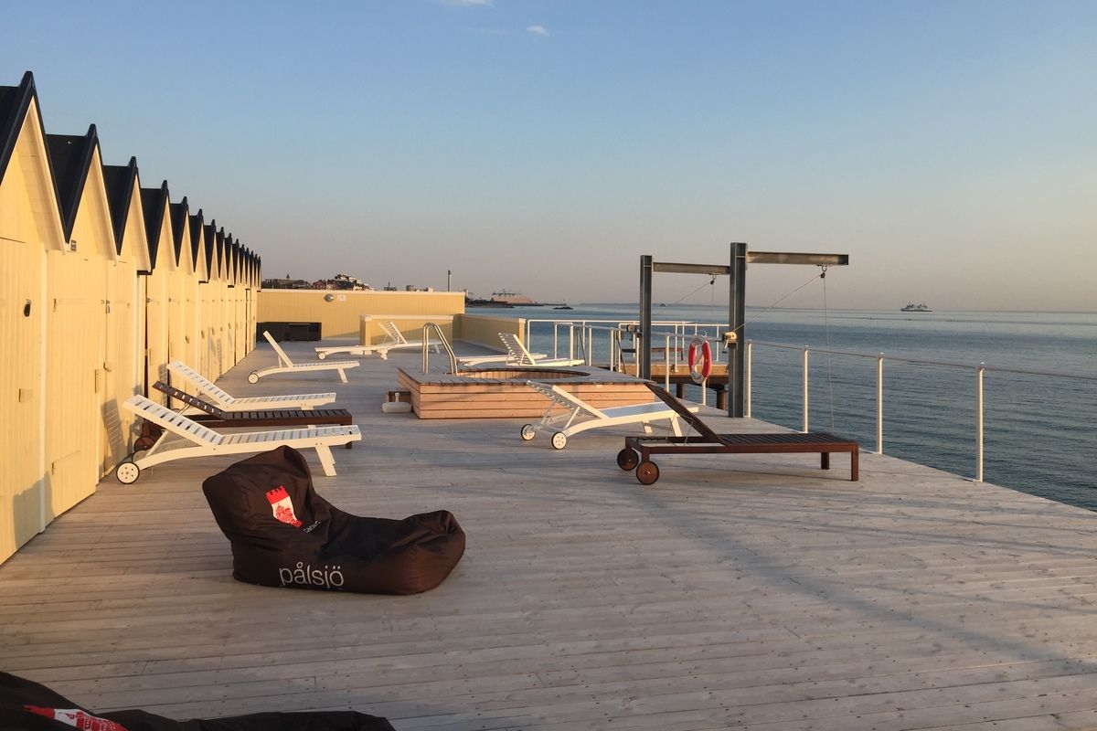 Het terras bij P�lsj�baden