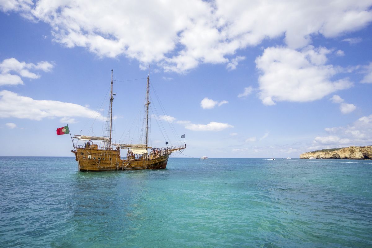 Piratenboot voor de kust van de Algarve