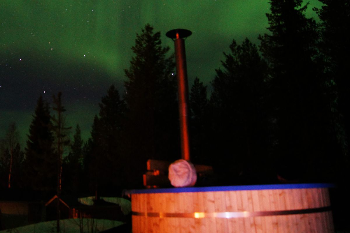 Vanuit de hottub het noordelicht aanschouwen &copy;Laplandtime