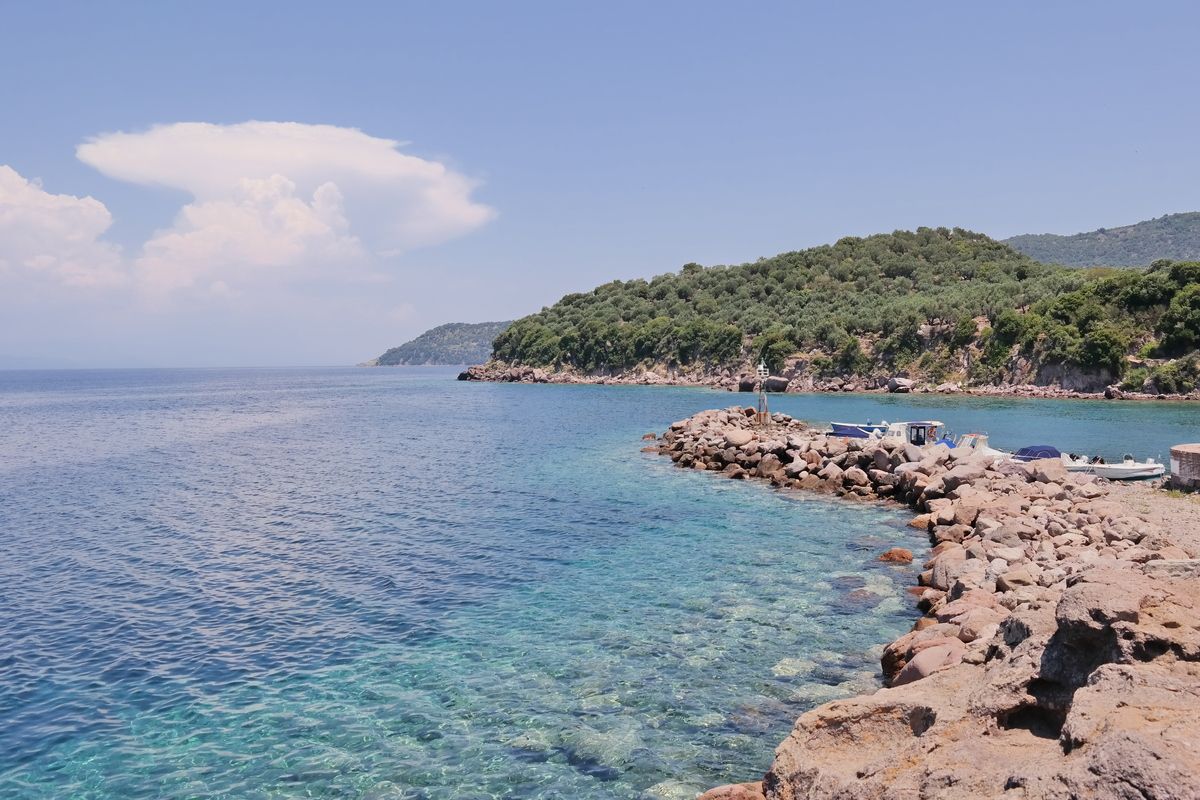 Een turquoise zee aan de kust van Lesbos