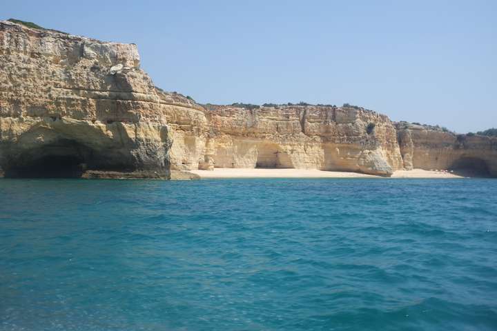 Afgelegen stranden tussen rotsformaties