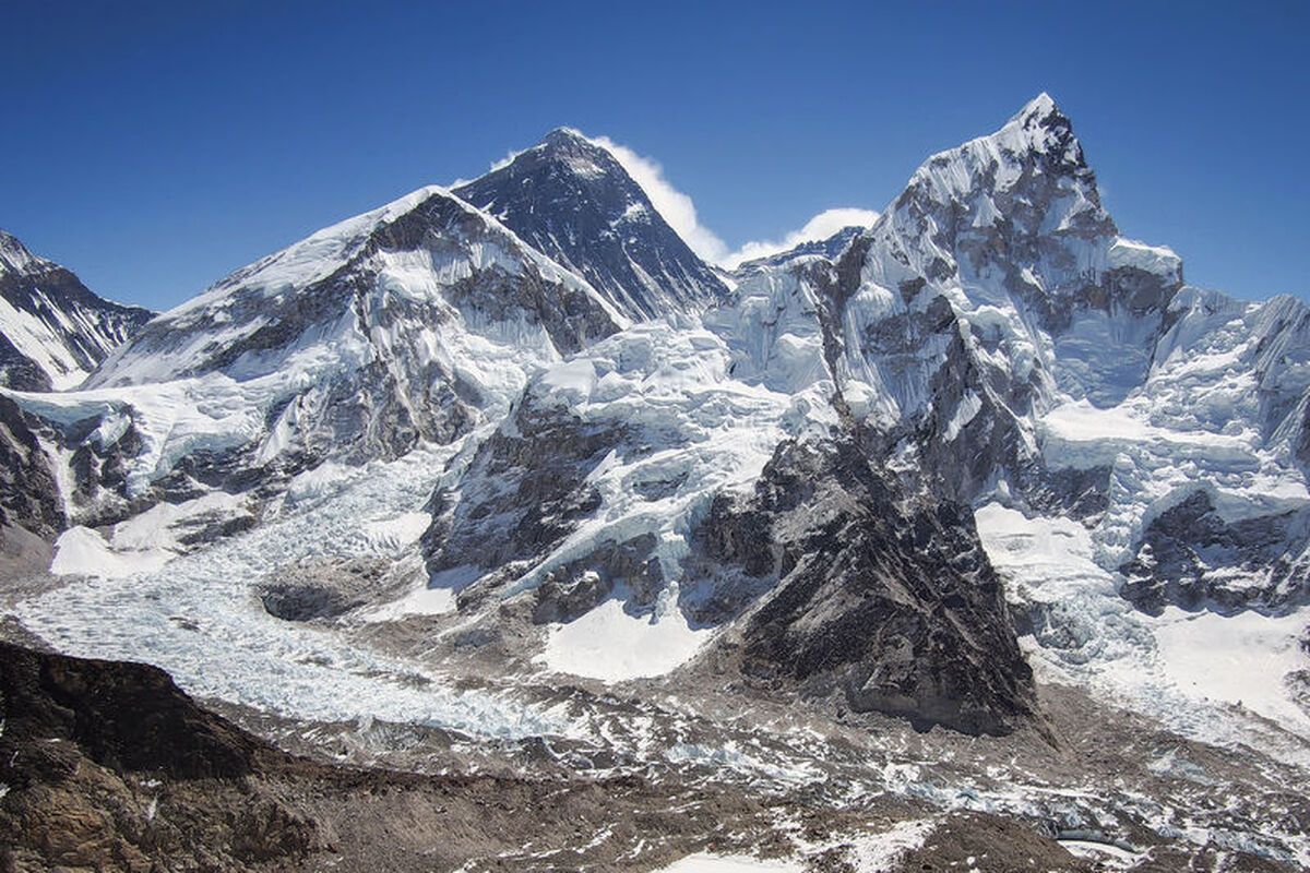 Een prachtige foto van de Mount Everest, waar het sneeuw van de bergtoppen afwaait