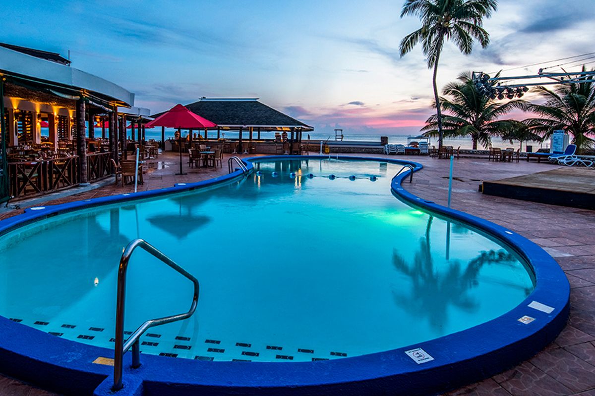 Zwembad bij het hotel