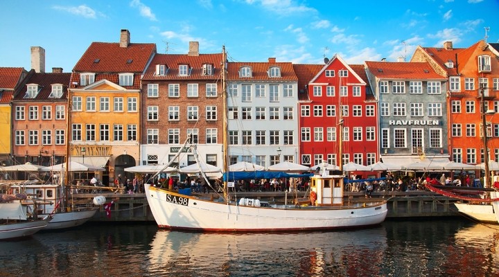 Gekleurde huisjes aan het water in Denemarken