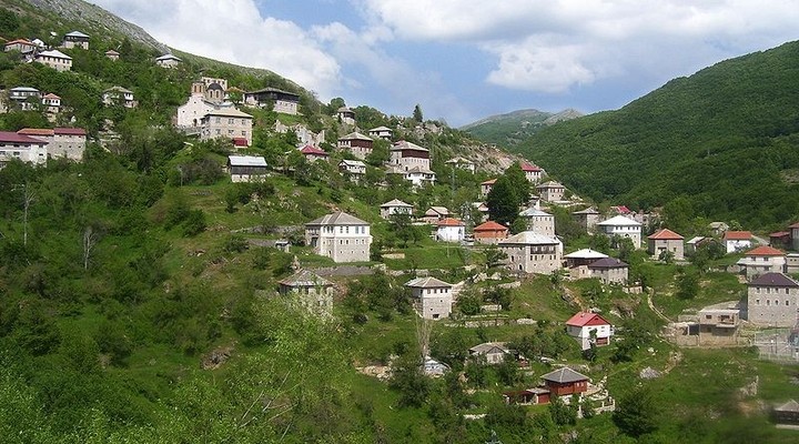Berglandschap met dorp, Macedonie