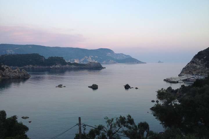 Het uitzicht in Paleokastritsa in de avond