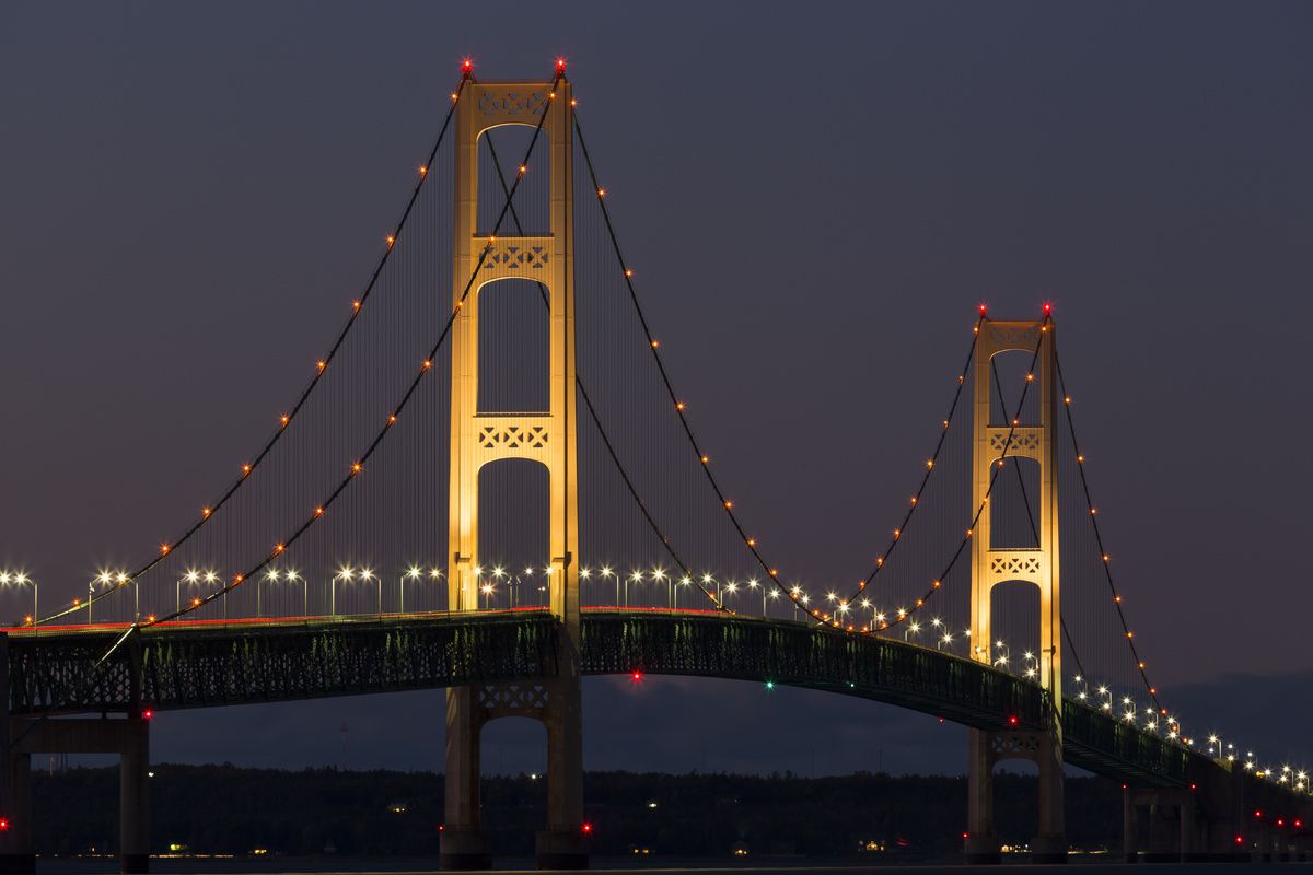 De Mackinac brug bij nacht